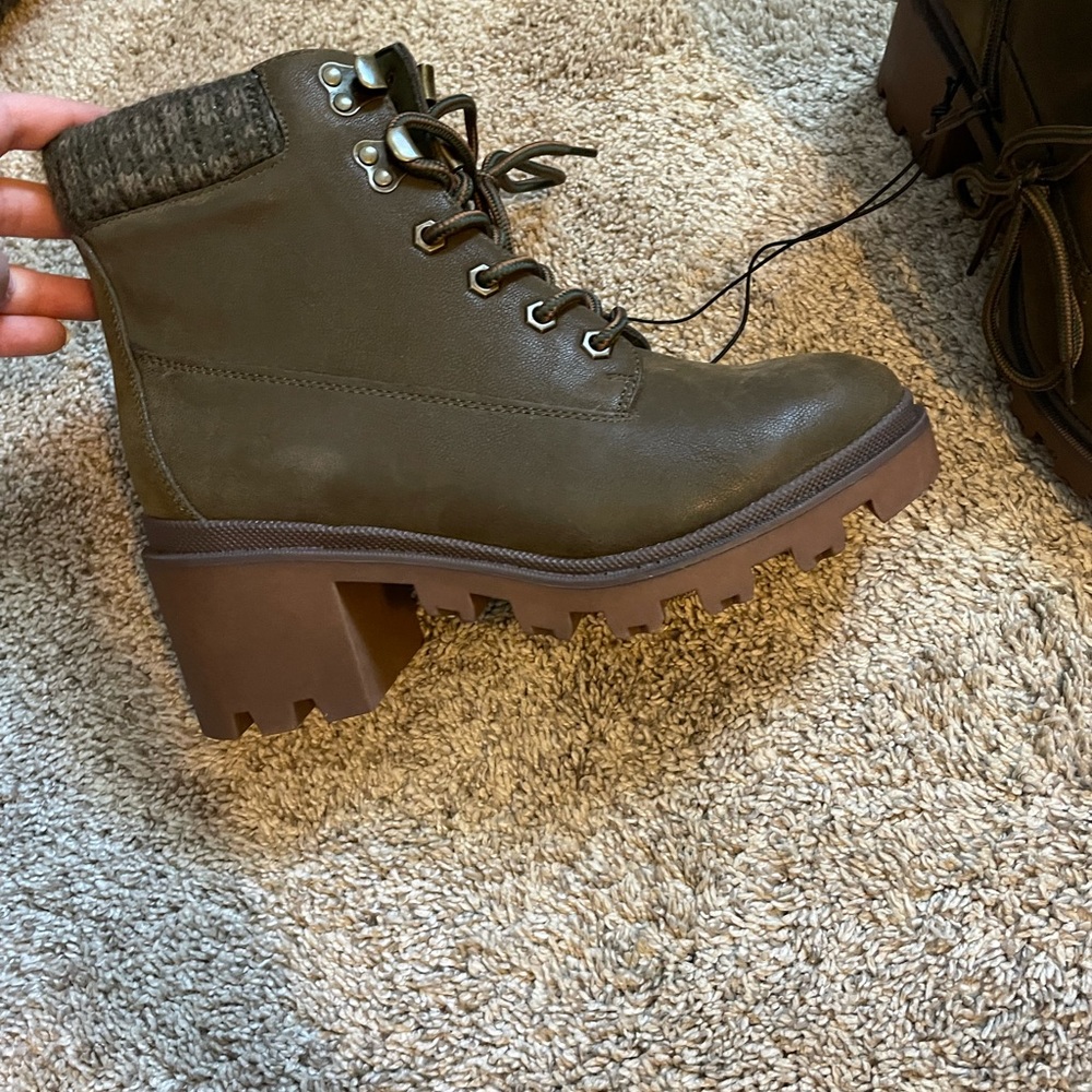 NWT Universal Thread chunky boots